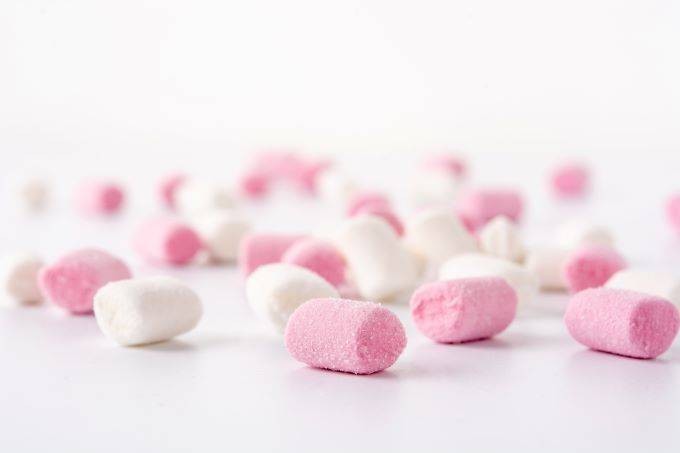 sweet-marshmallows-topping-isolated-white-background